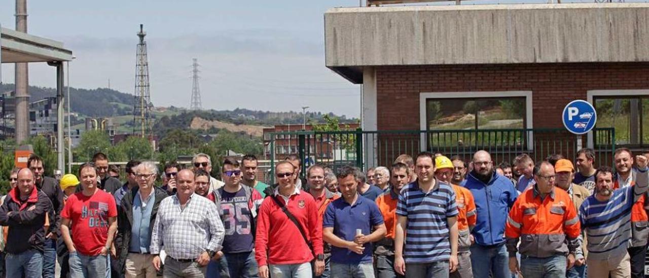 La concentración de los trabajadores de Arcelor, ayer, ante la fábrica de Veriña, en Gijón.