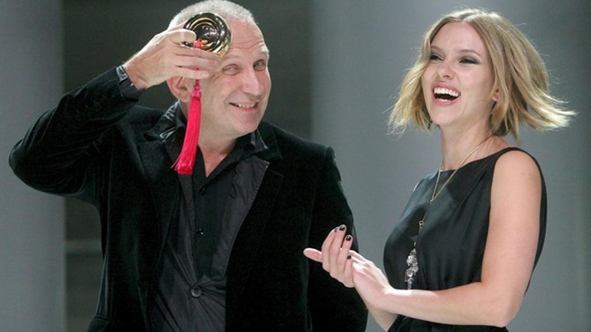 Scarlett Johansson, tras entregar al diseñador francés, Jean Paul Gaultier, el Botón Honorífico a su trayectoria, anoche en la gala celebrada en el Palau Nacional.