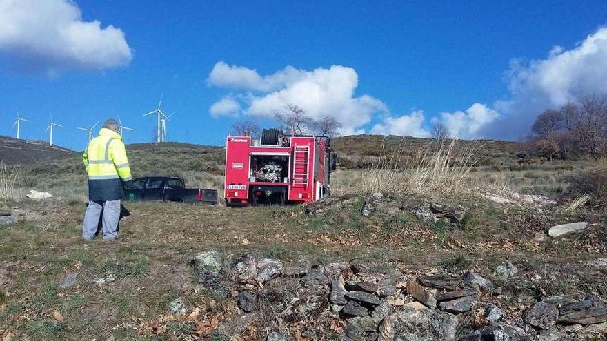 Camión de los bomberos recargando ayer el depósito de agua de abastecimiento de Chanos.