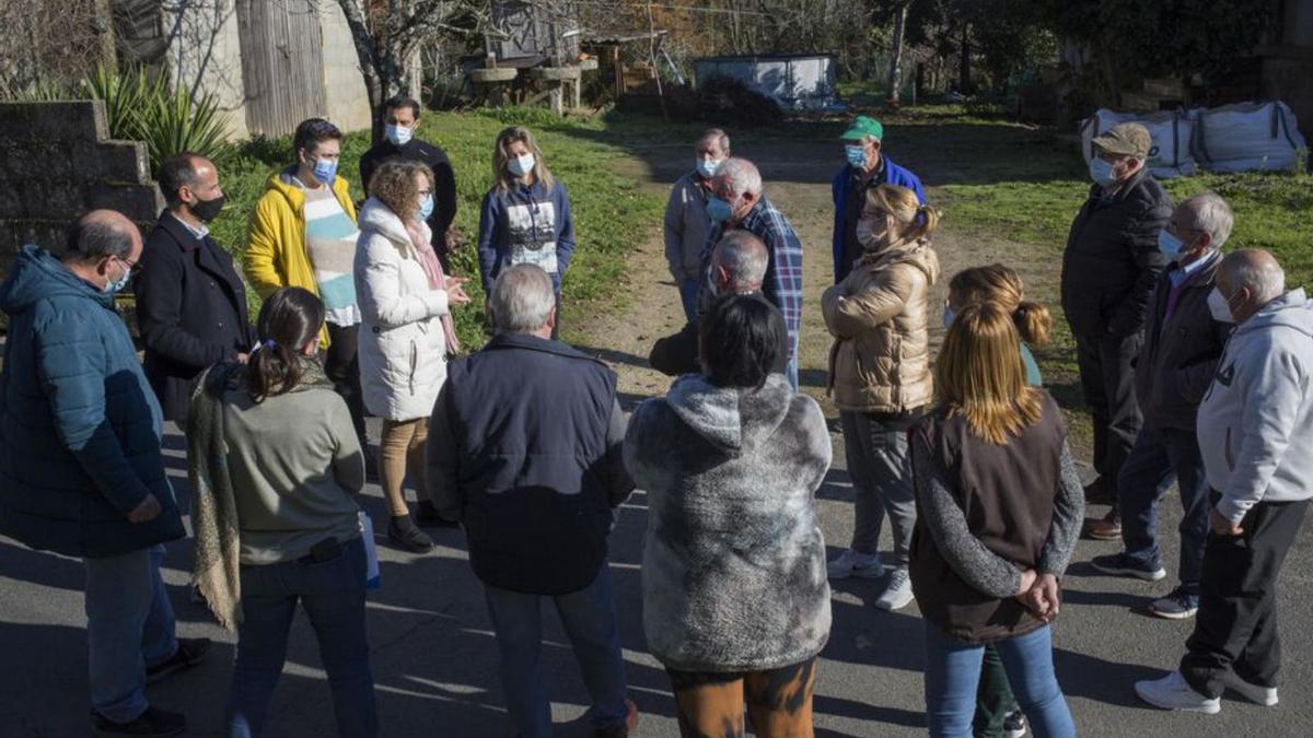 La alcaldesa reunida con los vecinos de la Albar y Puzo.   | // D.P.