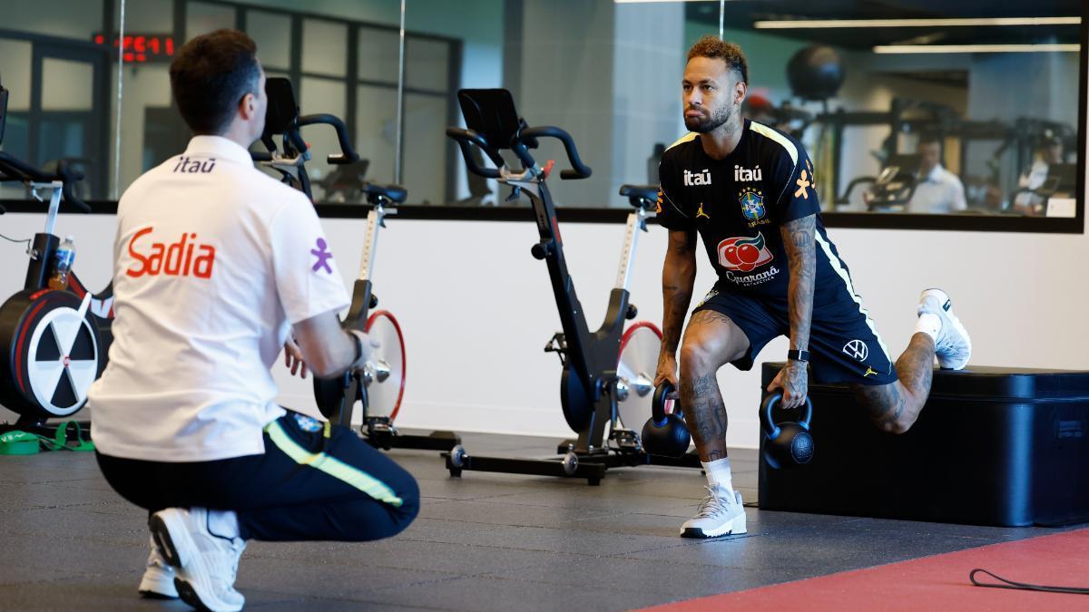 Neymar Jr. entrenándose en el gimnasio para recuperarse de su lesión