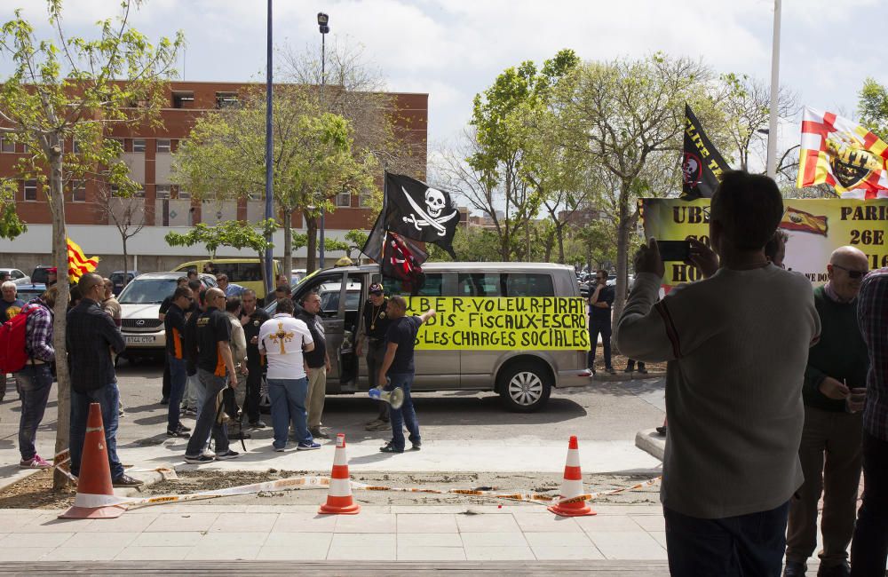 Protesta de los taxistas en Castelló contra Uber