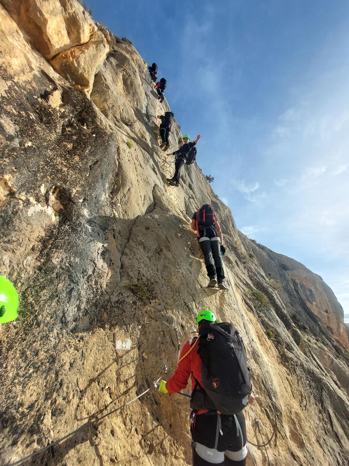 Alumnado en la vía Ferrata de Villena.