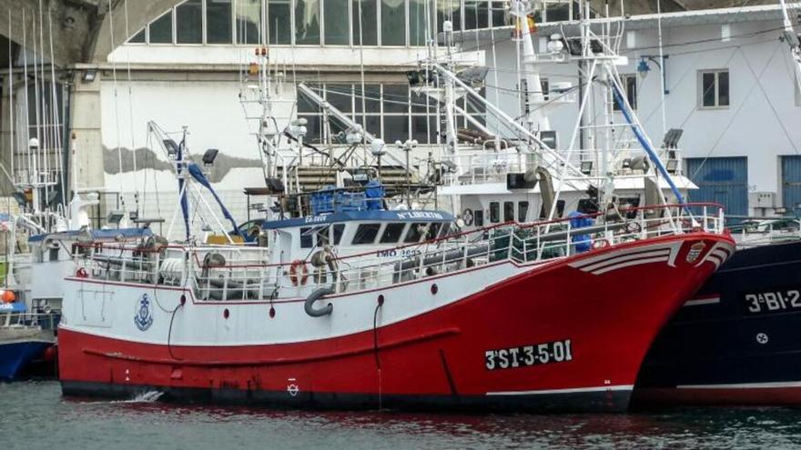 Rescatados ilesos los cinco tripulantes de un pesquero que quedó escorado por la bajamar frente a Ribadeo