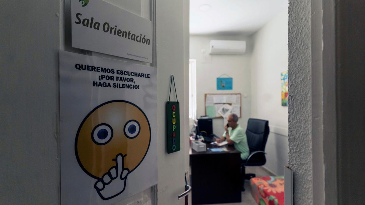 Un voluntario del Teléfono de la Esperanza