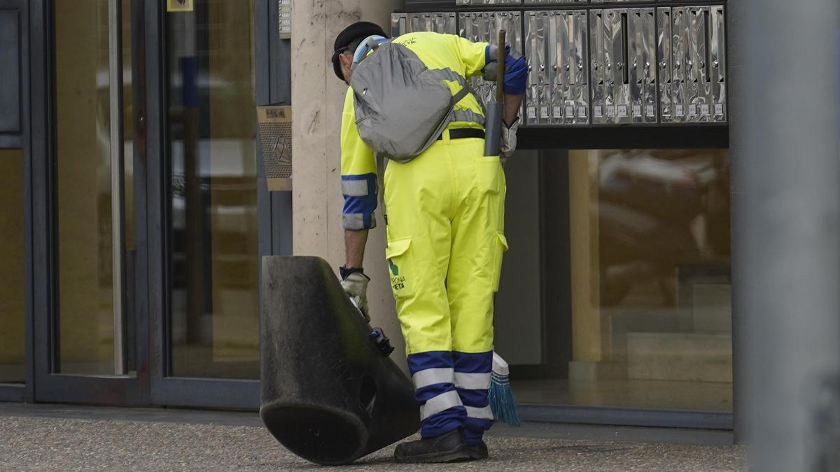 Un treballador de Girona+Neta, en una imatge d'arxiu.