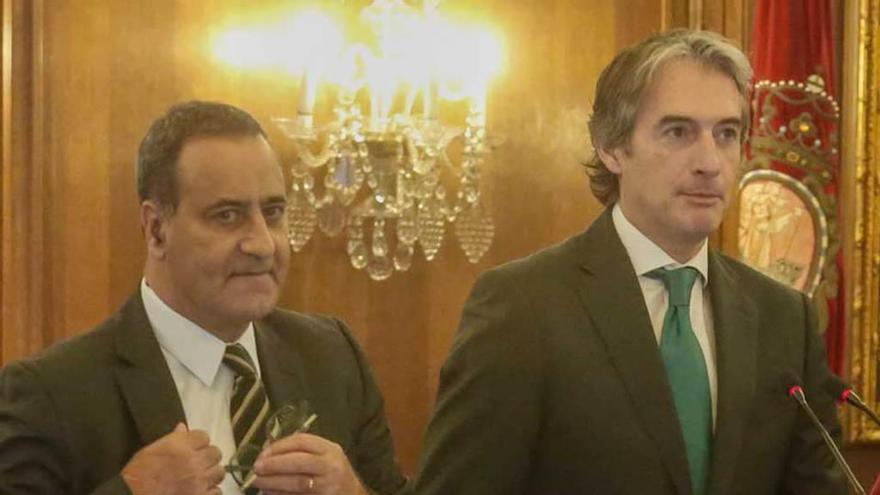 El consejero Lastra y el ministro de la Serna, ayer, en Avilés.