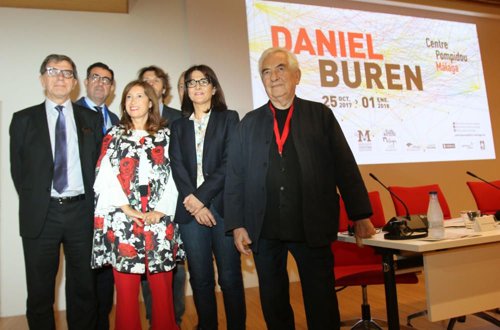 Daniel Buren, creador de la obra que ha convertido al Cubo del puerto en el mayor símbolo de la Málaga cultural, propone un universo de proyecciones para redescubrir el centro malagueño