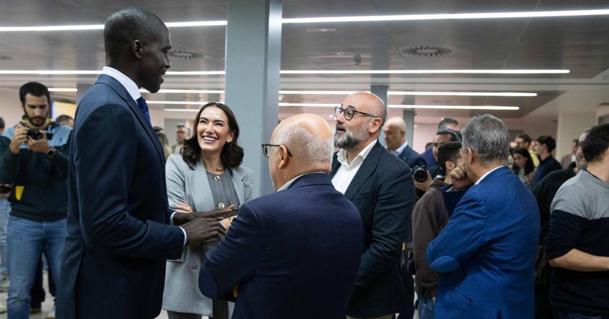 Savané, Morales y Romero, ayer, charlan animadamente con Yasmina Newport, de Dreamland. | ANDRÉS CRUZ