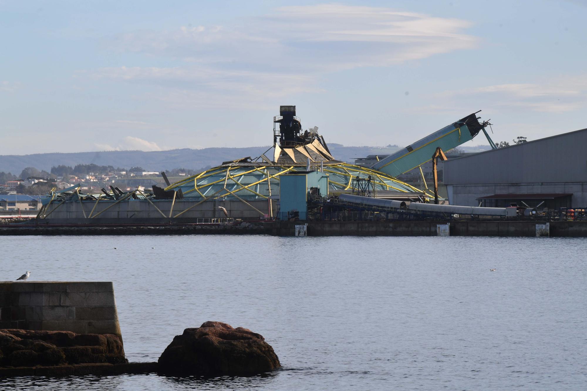 El desplome definitivo, y previsto, de la Medusa en el puerto de A Coruña