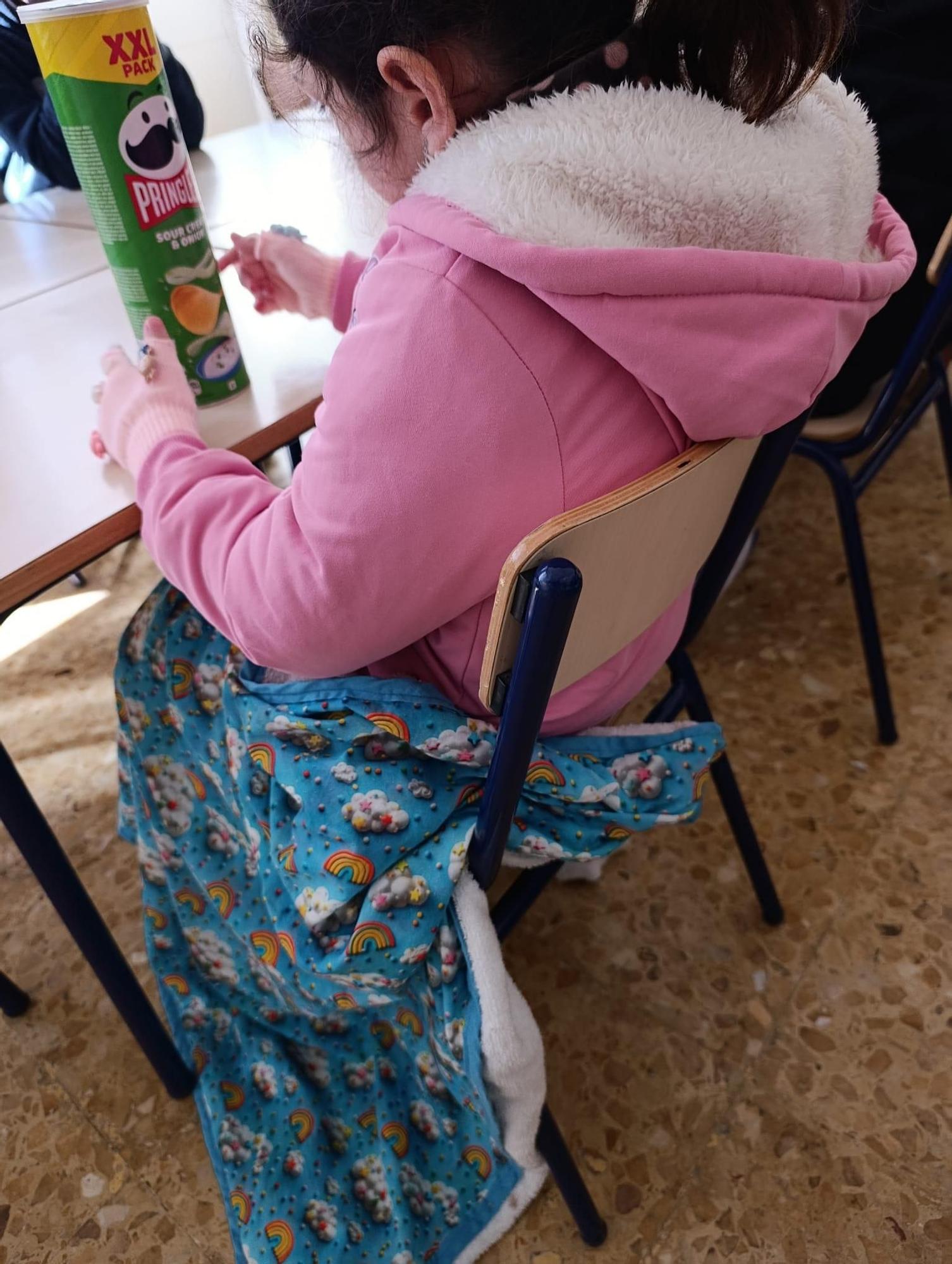 Alumnos con mantas, guantes y abrigos en las aulas del Carrasquer.