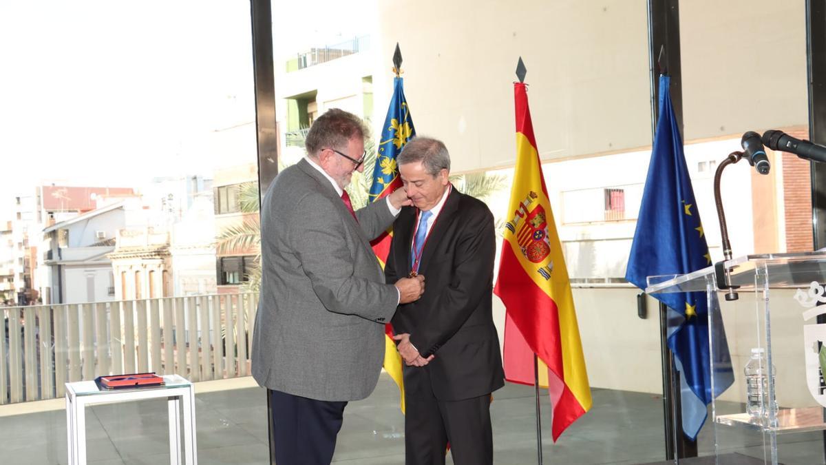 Vicent Palacios recibe la medalla de oro de la ciudad de Torrent en manos del alcalde.