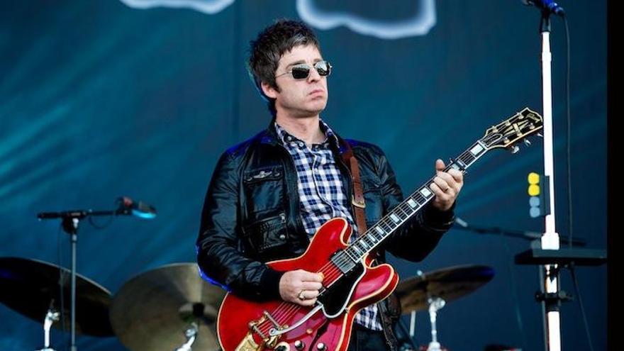 Noel Gallagher, compositor de la mayoría de los éxitos de Oasis, comparte responsabilidad con su hermano Liam respecto a las famosas rencillas y batallas de la banda, que, en su salto a la fama mundial, no dejaron títere con cabeza. Disuelto el grupo, en Gran Bretaña, sin embargo, su reputación y su fama continúa intacta. Y no por casualidad: con todos los respetos a la invasión británica, no se consigue todos los días, y menos ahora, suceder en el trono de rock a los grandes gigantes de Estados Unidos, que vieron peligrar su estatus tras la efervescente ascensión de la Nueva Ola, con Blur y Oasis como referencias más populares. Fan irredento del Manchester City, Noel dijo que permitiría que Silva se acostara con su esposa.