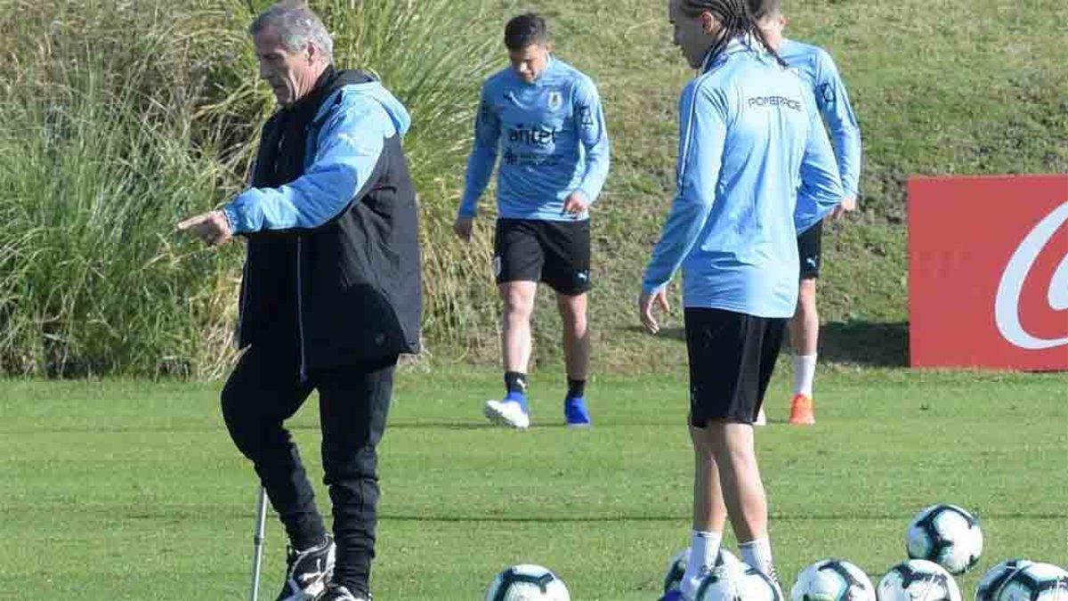 Tabarez, en el entrenamiento de la selección de Uruguay