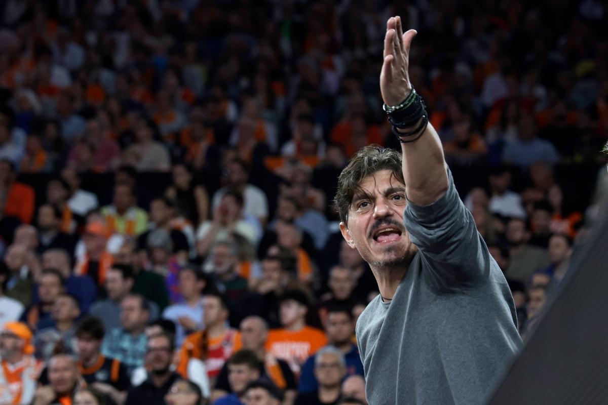 Dimitis Giannakopoulos, dueño del Panathinaikos, protesta durante los cuartos de final frente al Valencia Basket.