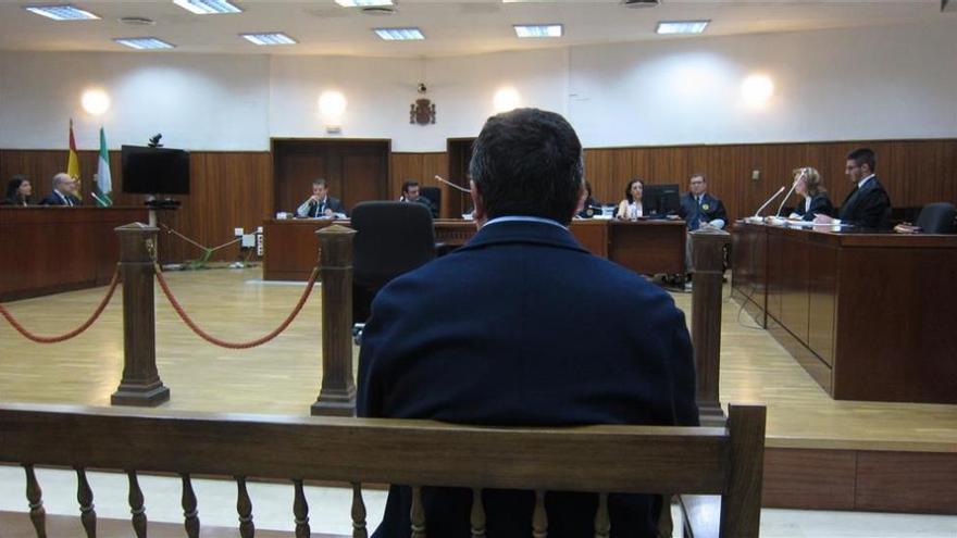 IU pide que el cura condenado por abusos no siga ejerciendo