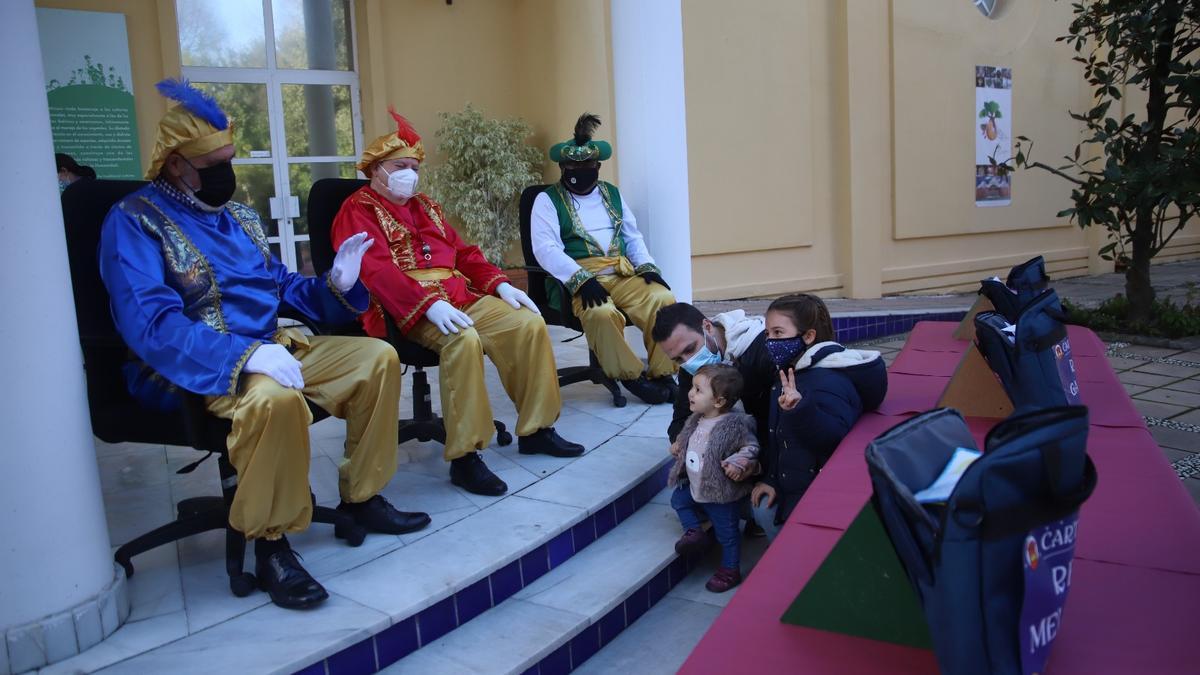 Los pajes han recogido las misivas de los niños para los Reyes Magos.