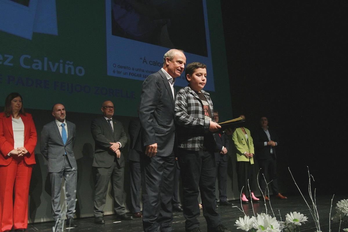 Emilio Rial, de Coren, entrega un premio a uno los alumnos galardonados por su trabajo sobre la Constitución.