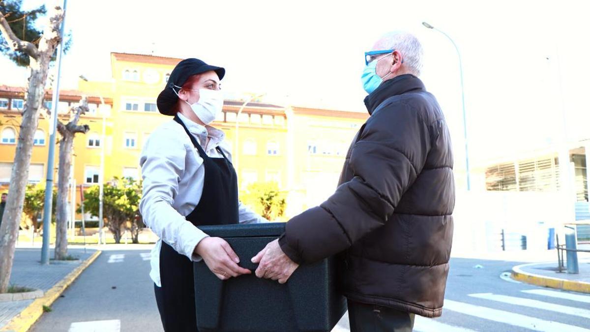 L’Hospital de Viladecans i Càritas alimenten 74 famílies en un mes gràcies als excedents alimentaris L’Hospital de Viladecans i Càritas alimenten 74 famílies en un mes gràcies als excedents alimentaris