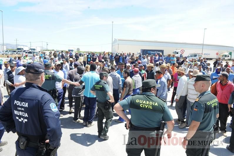 Protesta hortofrutícola en una empresa de El Raal