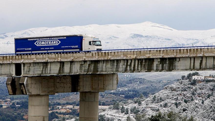 Un ca´mión circula por El Portillo de Buñol