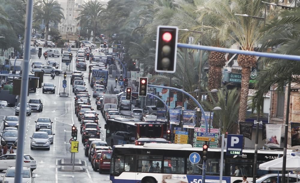 Los taxistas colapsan el centro de Alicante