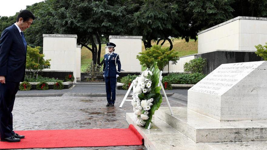 Shinzo Abe en el cementerio de Hawái.