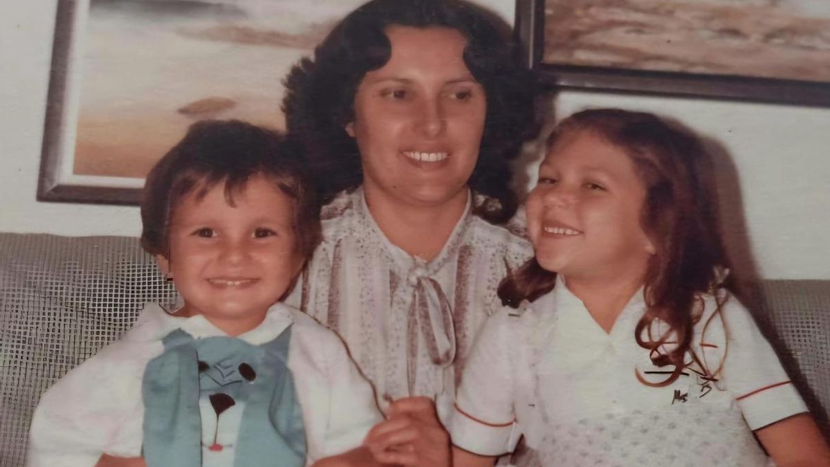 Micaela Suárez con sus hijos.