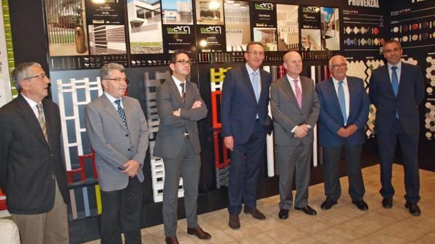 El conseller de Economía, Industria, Turismo y Empleo, Máximo Buch, visitó ayer las instalaciones de la empresa Natucer en Onda. Buch estuvo acompañado por el gerente de la firma y presidente de Cevisama, Manolo Rubert, y el presidente de Ascer, Isidro Zarzoso.