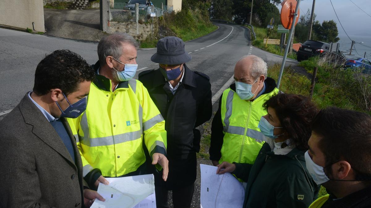 Los técnicos de la AXI muestran los planos para la obra de la PO-315 entre Achadiza y Cabalo.