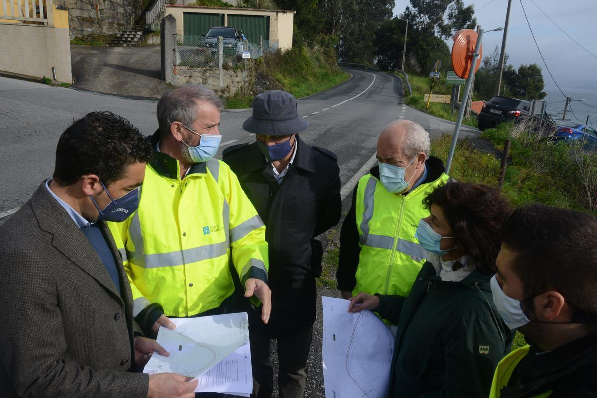 Los técnicos de la AXI muestran los planos para la obra de la PO-315 entre Achadiza y Cabalo.