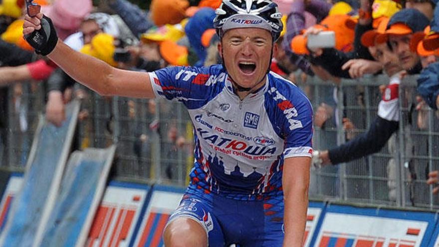 El ruso Evgeni Petrov celebra tras cruzar en primera posición la meta de la undécima etapa del Giro