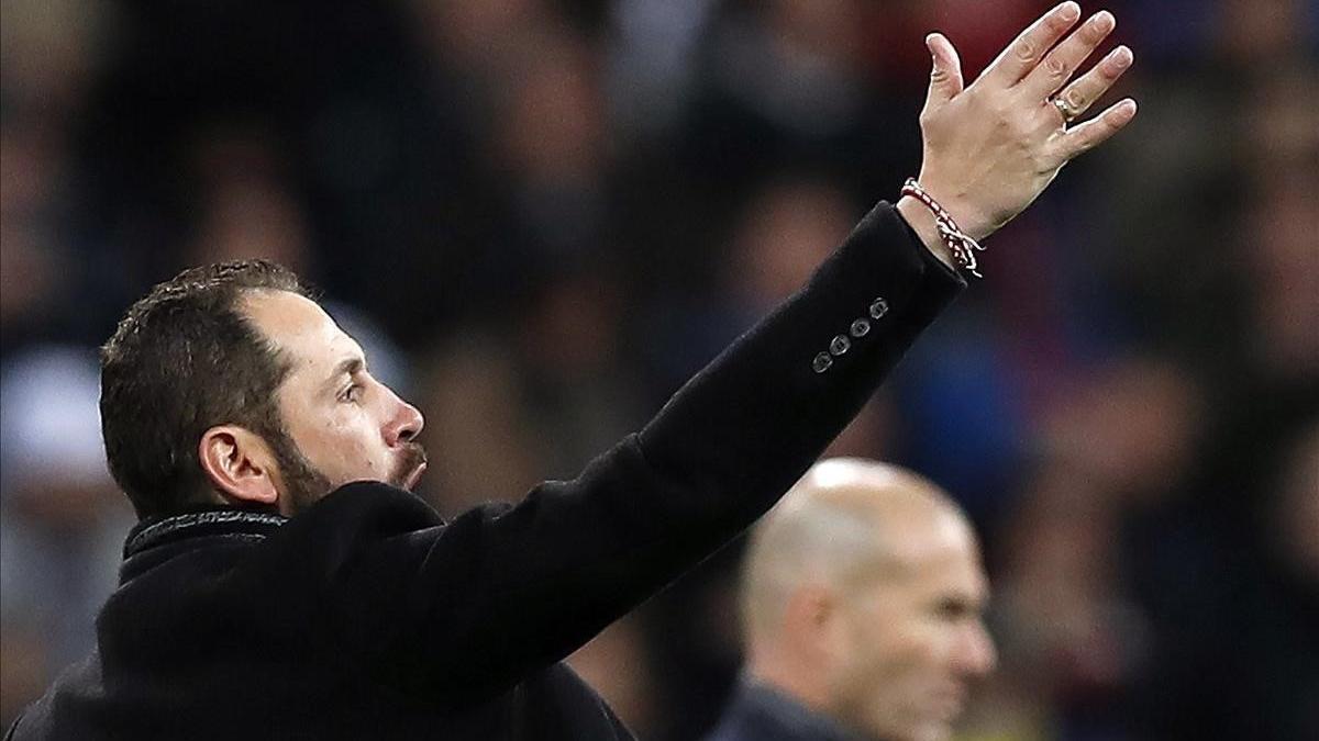 Pablo Machín da instrucciones junto a Zidane en el Bernabéu.