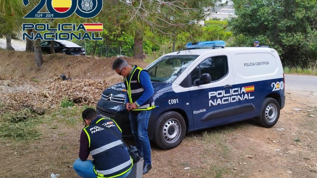 Agentes de la Policía Científica de Gandia, tras participar en el hallazgo de los restos cadavéricos.