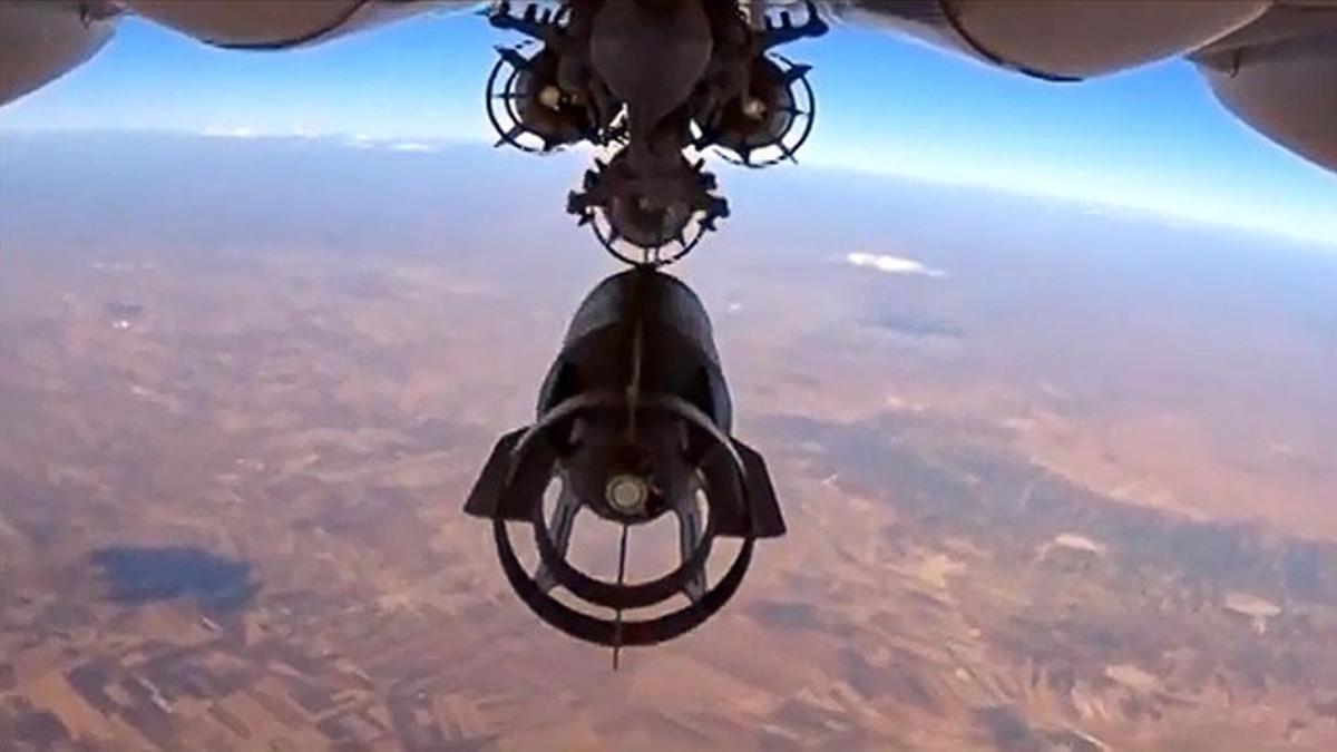 Avión ruso SU-24 lanzando una bomba sobre Siria.