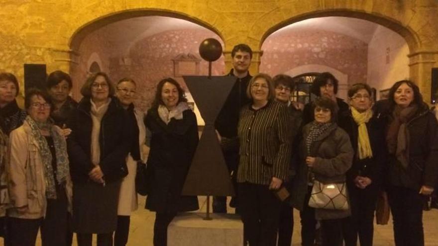 La asociación Dones Campaneres inaugura una escultura en la céntrica plaza Major