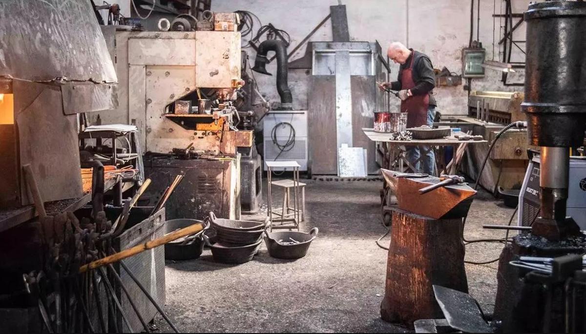Toni Mas, trabajando en el taller de Sineu.