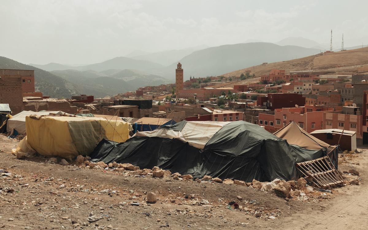 Varias tiendas de campaña en un descampado del pueblo de Moulay Brahim que sirven de refugio para las familias que se han quedado sin techo.