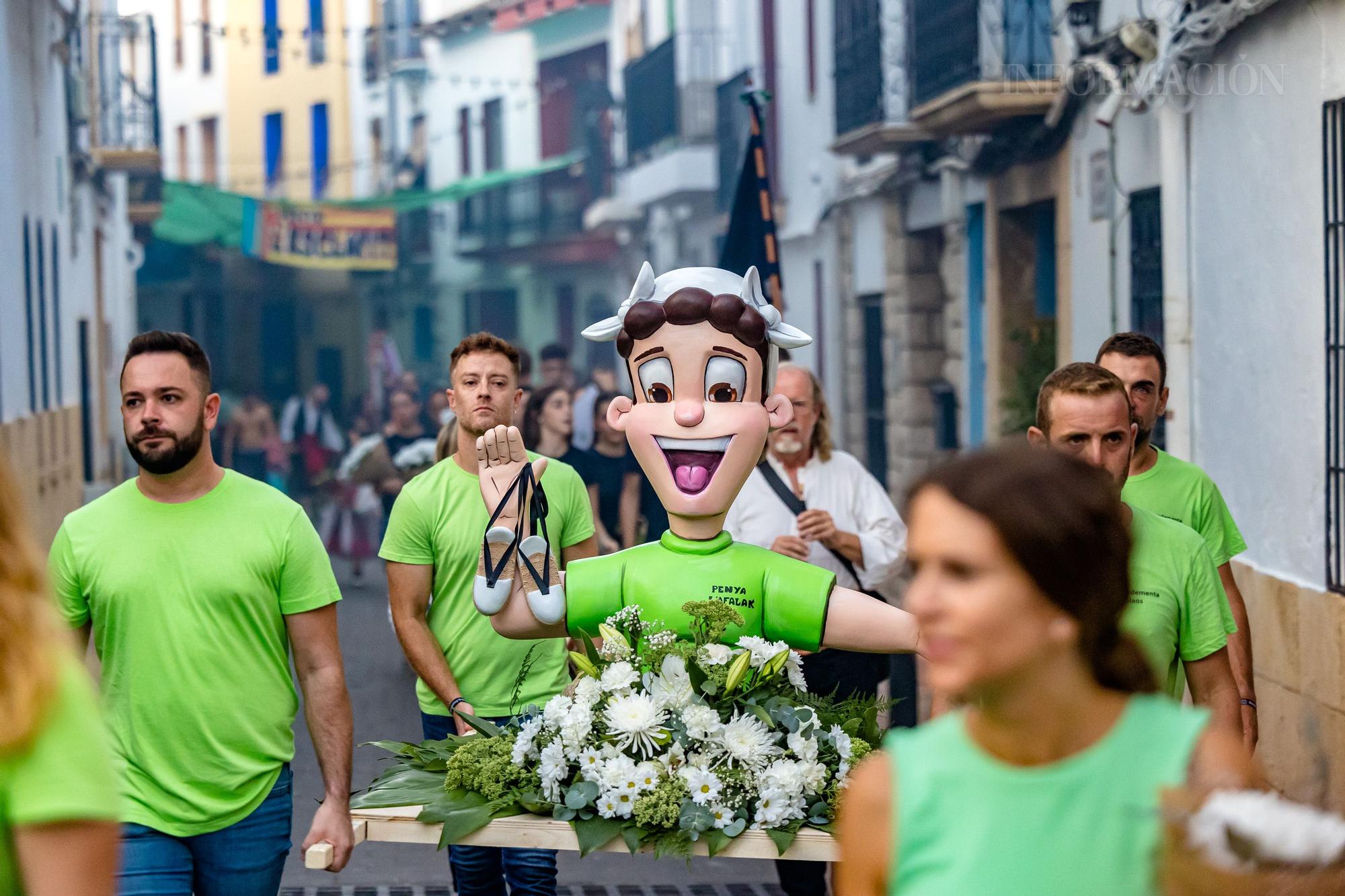 Ofrenda de flores a la Mare de Déu de l'Assumpciò en La Nucía