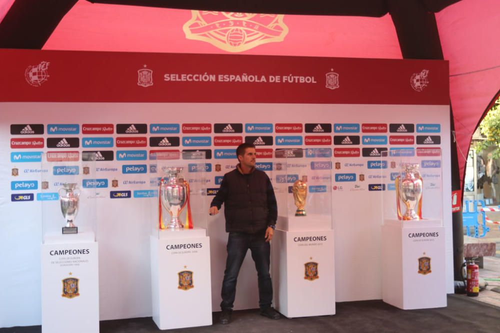 Cientos de aficionados hacen cola durante todo el jueves para fotografiarse con los trofeos de La Roja