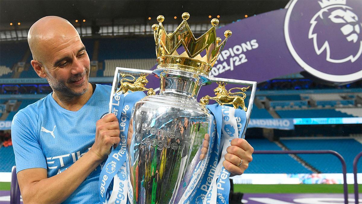 Guardiola con la copa de la Premier League