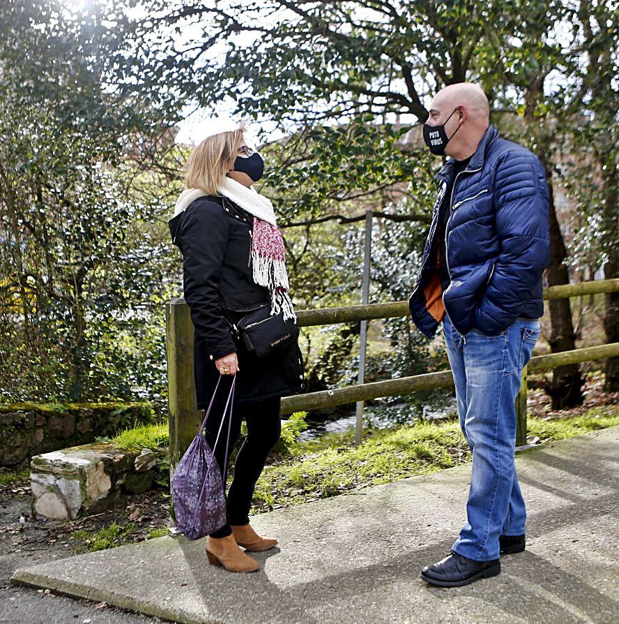 Belén González y Toni Alzola conversan en la orilla avilesina del río Arlós.