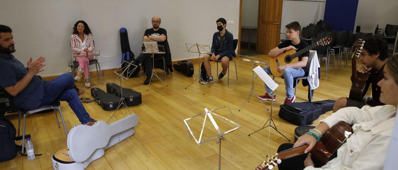 Iván Fernández, a la izquierda, durante una clase de guitarra barroca y tiorba, ayer. | Ángel González