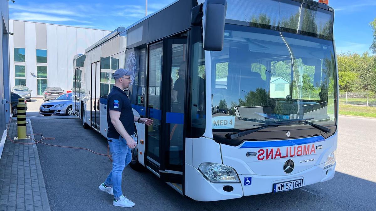 El paramédico Adam Szyszka muestra un autobús-ambulancia.