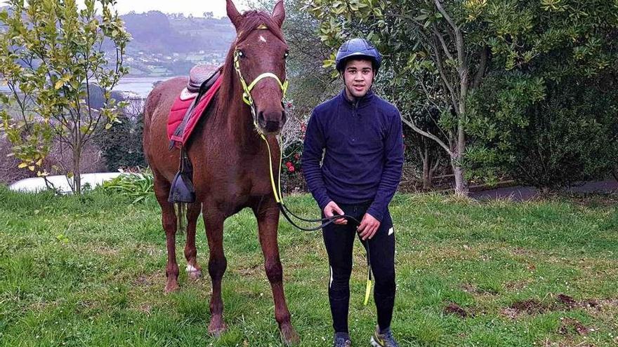 Luis José, con &quot;Nikel&quot;; a su espalda, la ría de Villaviciosa.