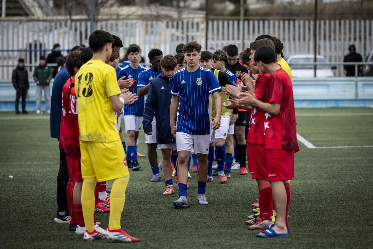 La selección de Madrid hace el pasillo a la de Aragón tras el partido.