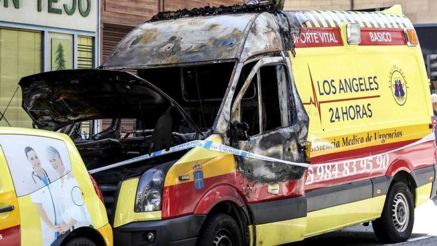 La ambulancia quemada de la clínica privada, precintada ayer en la calle Cervantes.