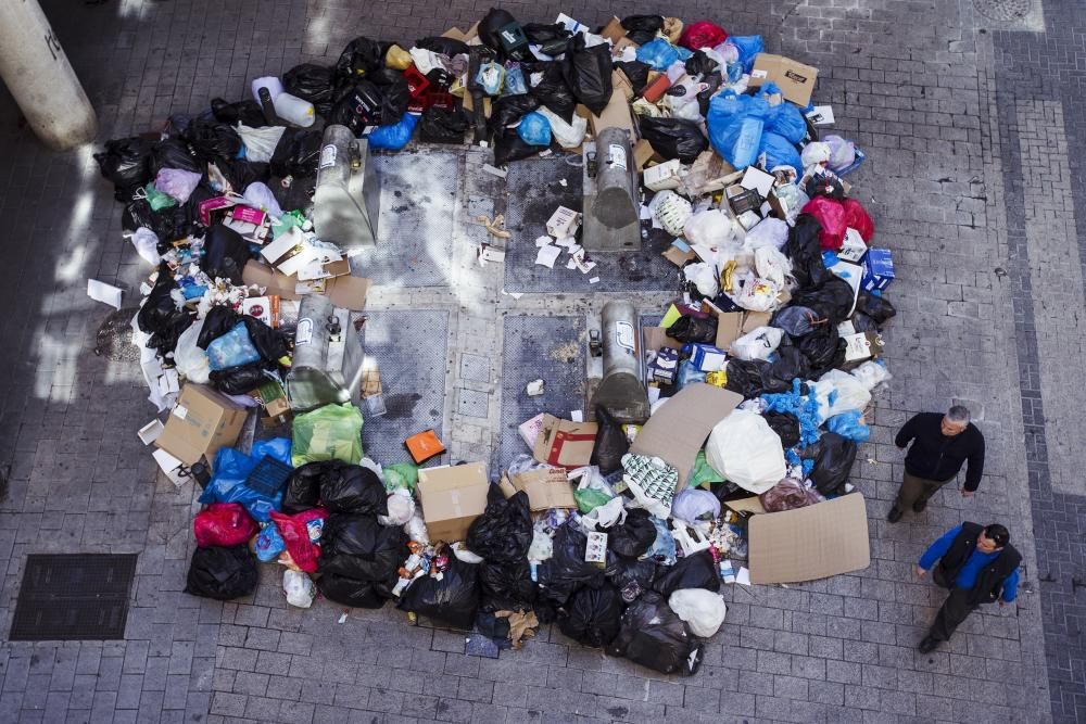 LA BASURA SE ACUMULA EN MÁLAGA EN EL SEGUNDO ...