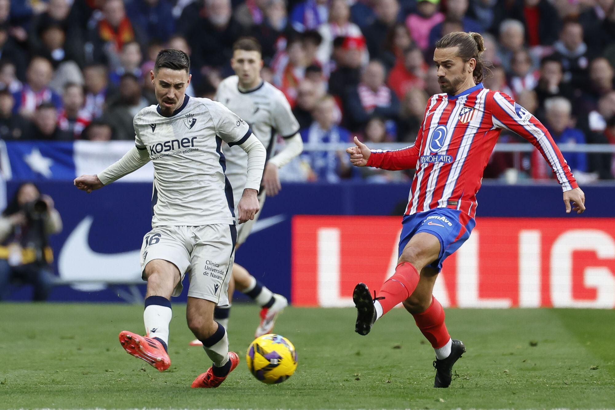 MADRID , 12/01/2025.- El delantero francés del Atlético de Madrid Antoine Griezmann (d) pelea un balón con el centrocampista de Osasuna Moi Gómez durante el partido de LaLiga entre el Atlético de Madrid y el Osasuna, este domingo en el Riyadh Air Metropolitano de Madrid.EFE/ Juanjo Martín