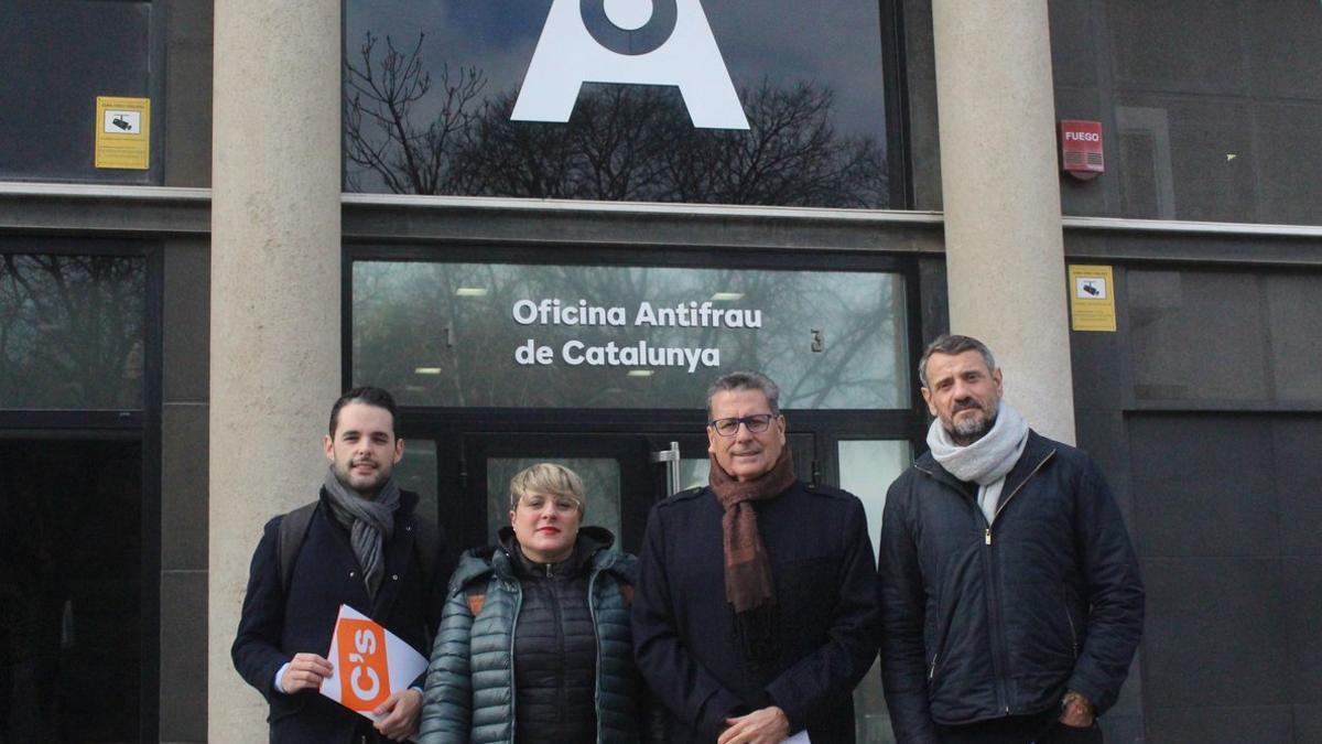 Representantes de Cs de L'Hospitalet frente a la Oficina Antifraude este miércoles